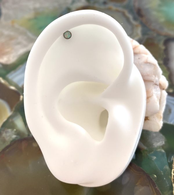 Bijou droit en titane avec une opale blanche irisée