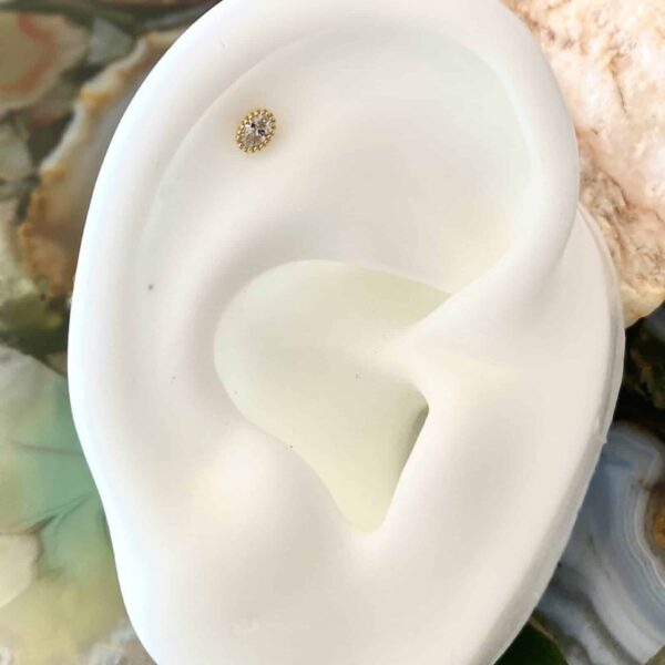 Bijou en or jaune 18 carats composé d'un diams ovale