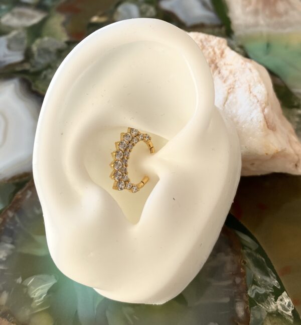 Anneau / clicker ovale en plaqué or avec une couronne et des diams