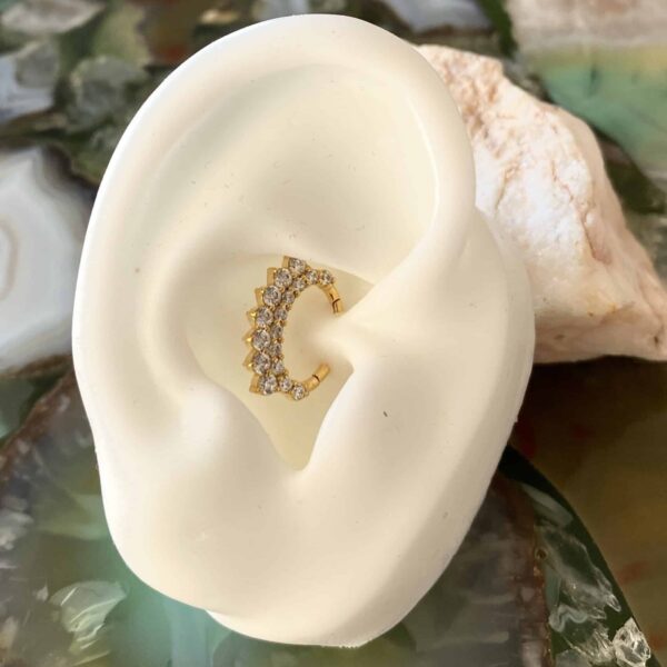 Anneau / clicker ovale en plaqué or avec une couronne et des diams