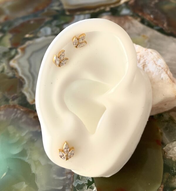 Bijou droit en plaqué or avec un motif marquise