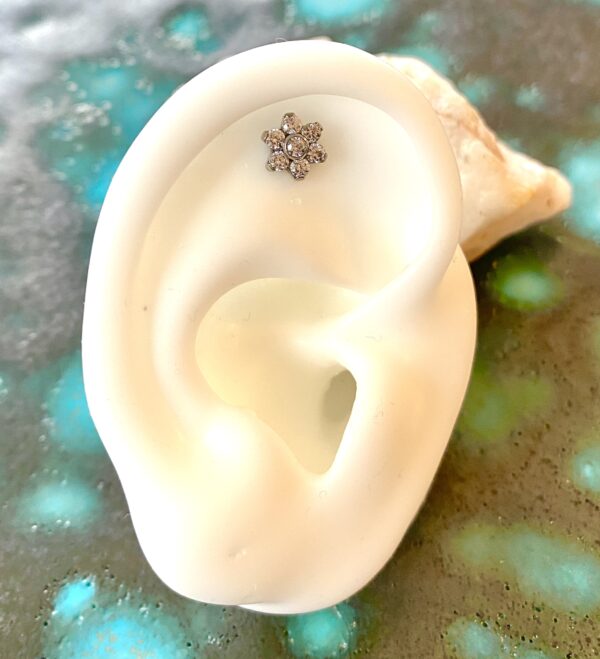 Bijou droit en titane avec une grande fleur blanche