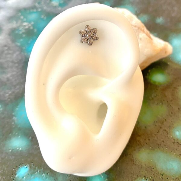Bijou droit en titane avec une grande fleur blanche