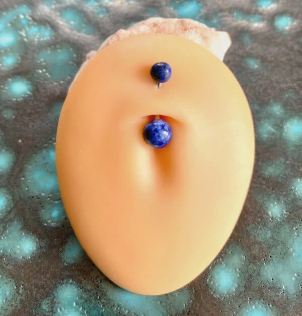 Banane de nombril en acier avec 2 billes en Lapis Lazuli bleue