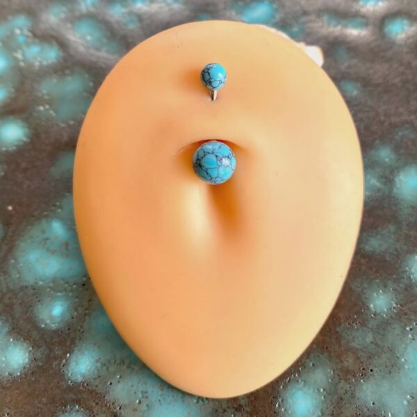 Banane de nombril en acier avec 2 billes en turquoise