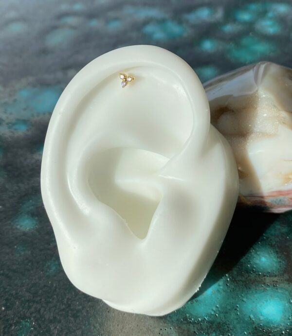 Bijou droit en acier plaqué or avec un motif trèfle