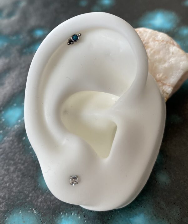 Bijou droit en acier avec un bindie et une opale verte