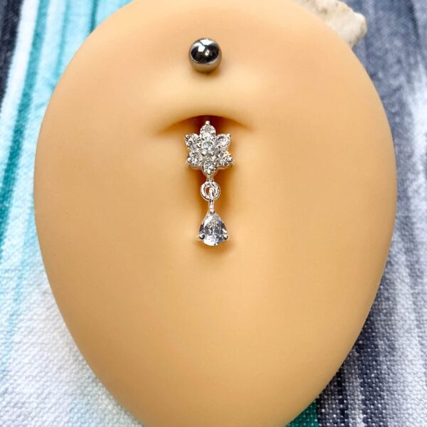 Banane nombril fleur et pendentif en diams blancs