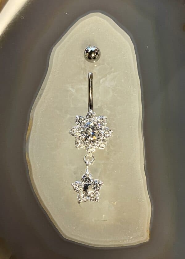 Banane nombril avec diams blancs double fleur et pendentif