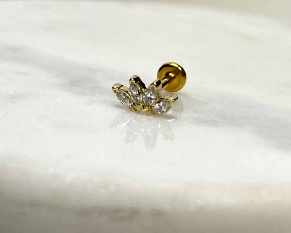 Bijou en or jaune 18 carats en forme de grande marquise