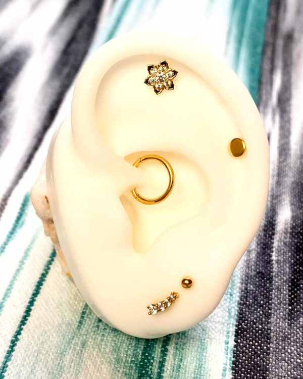 Bijou en or jaune 18 carats fleur blanche en minis diams