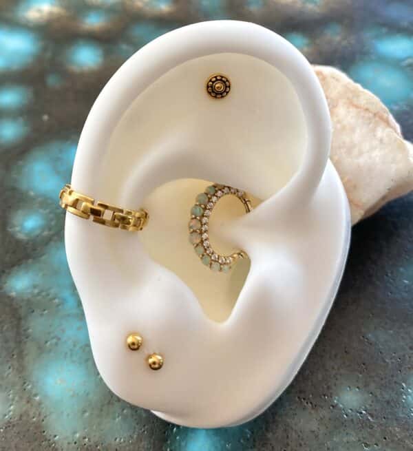 Clicker ovale plaqué or avec une couronne de diams ronds