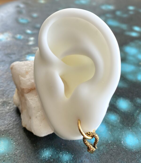 Anneau en acier plaqué or avec un pendentif serpent