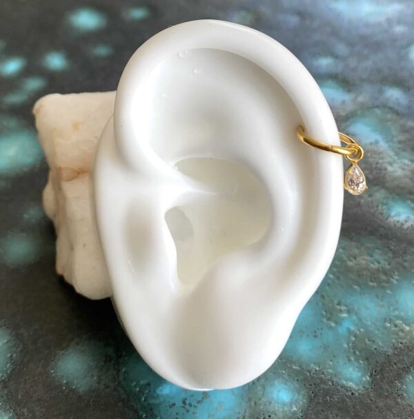 Anneau en acier plaqué or avec un pendentif goutte