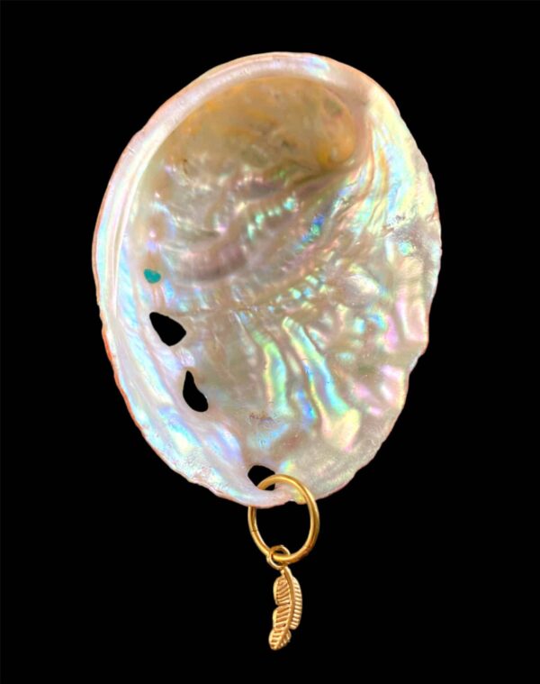 Anneau en acier plaqué or avec un pendentif plume